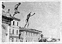 'ea porteata' Il tuffo dal Capitello sul ponte del Portello in una foto degli anni '40 (corinto Baliello)